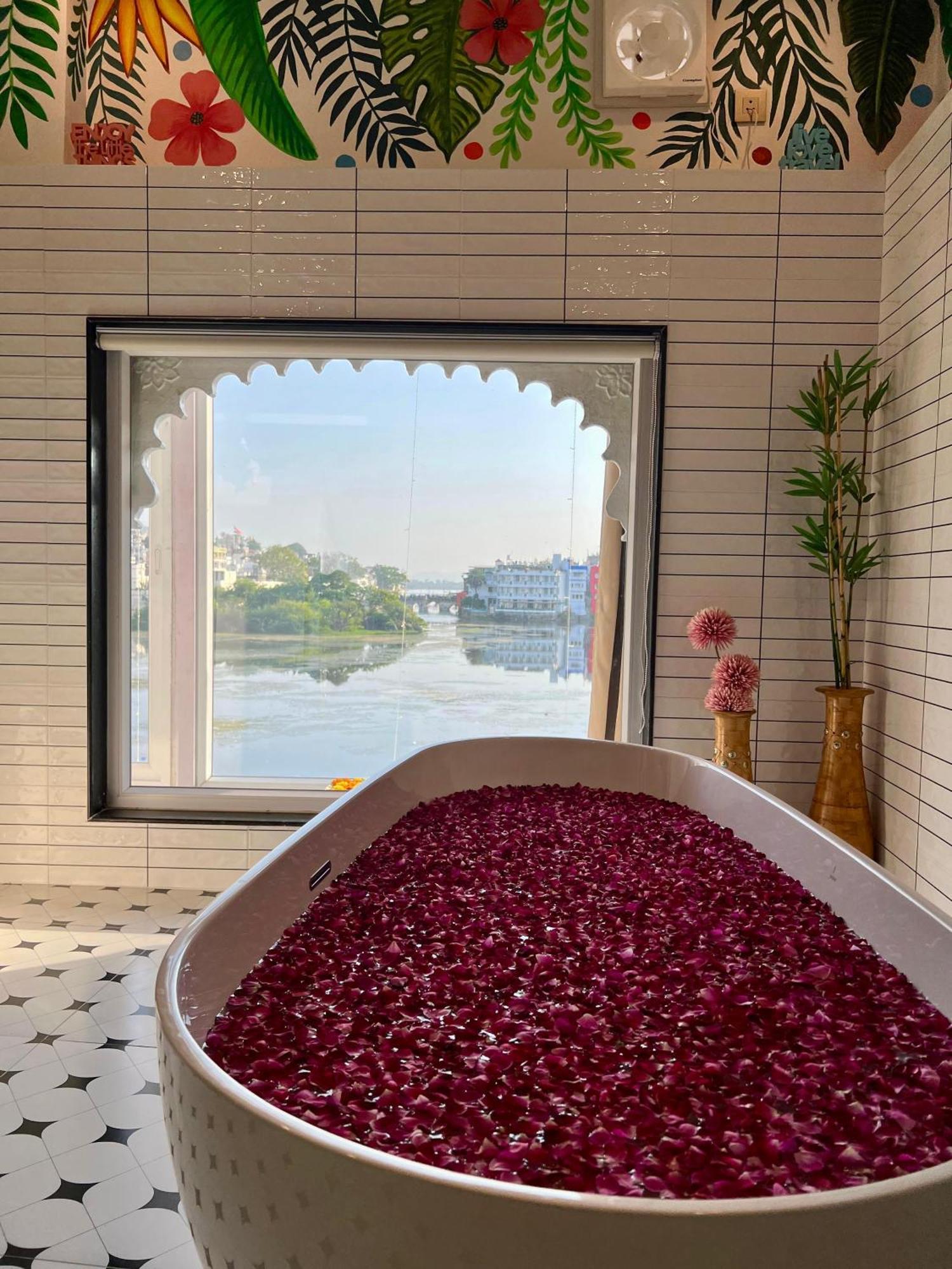 Natural Lake View Hotel Udaipur Exterior foto